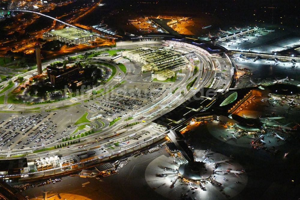 Nachtluftbild Newark - Nachtluftbild Abfertigungs- Gebäude und Terminals auf dem Gelände des Flughafen in Newark in New Jersey, USA