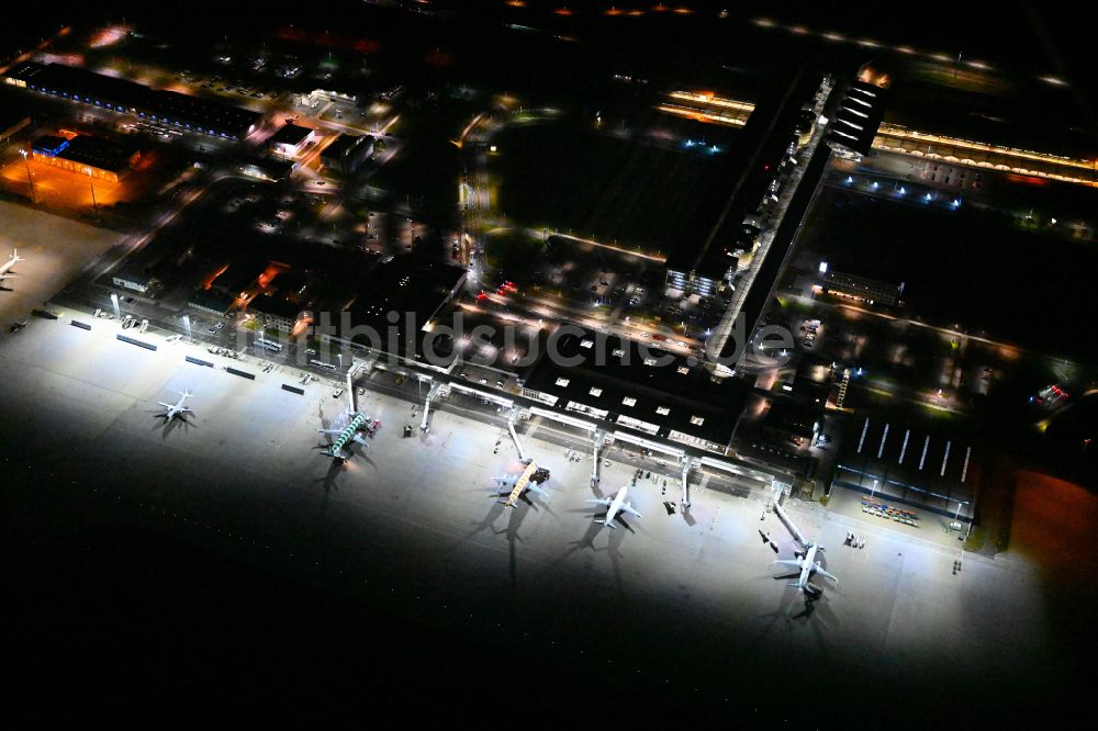 Nacht-Luftaufnahme Schkeuditz - Nachtluftbild Abfertigungs- Gebäude und Terminals auf dem Gelände des Flughafen in Schkeuditz im Bundesland Sachsen, Deutschland