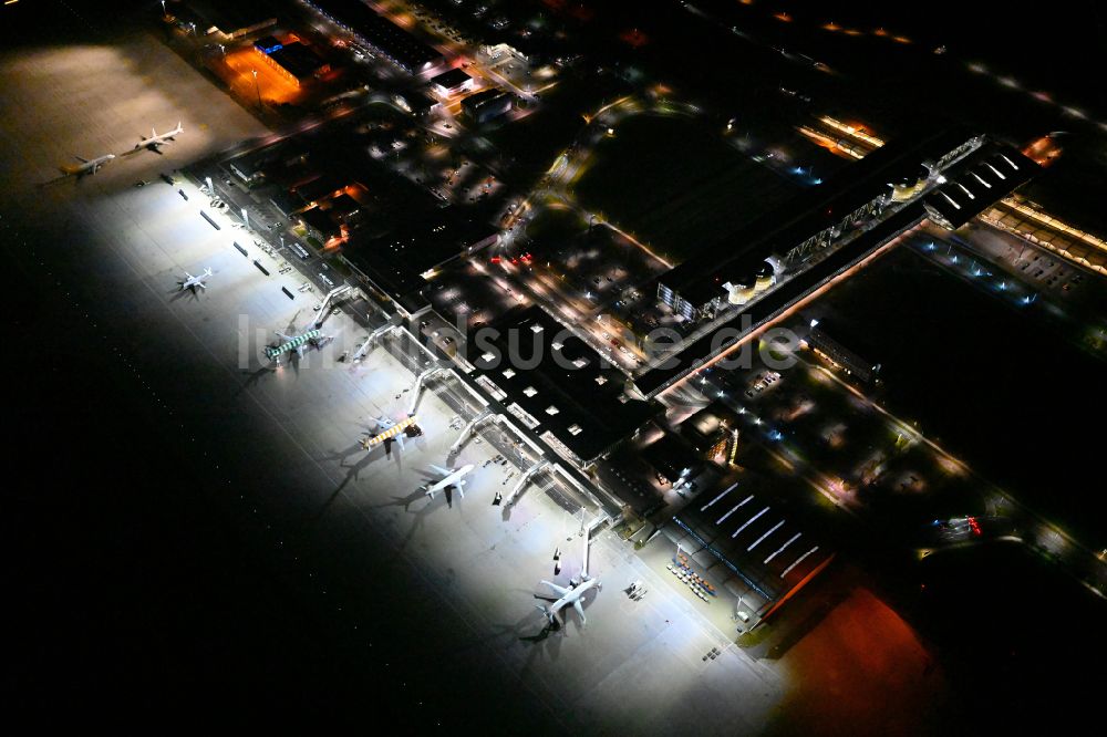 Schkeuditz bei Nacht von oben - Nachtluftbild Abfertigungs- Gebäude und Terminals auf dem Gelände des Flughafen in Schkeuditz im Bundesland Sachsen, Deutschland