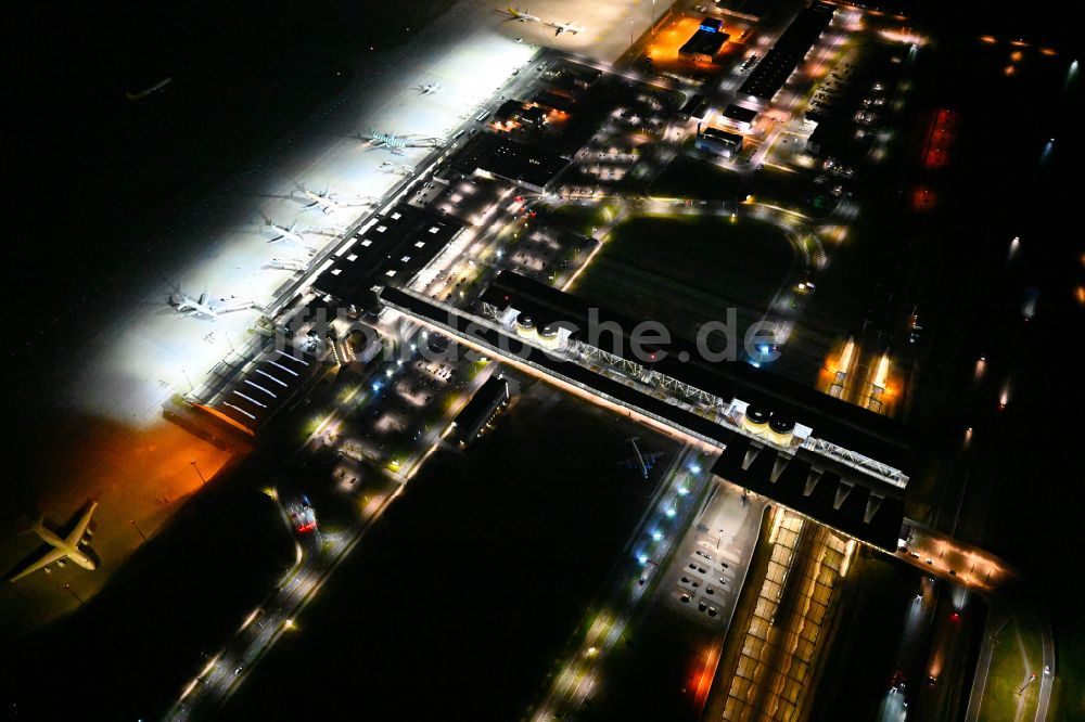Nachtluftbild Schkeuditz - Nachtluftbild Abfertigungs- Gebäude und Terminals auf dem Gelände des Flughafen in Schkeuditz im Bundesland Sachsen, Deutschland