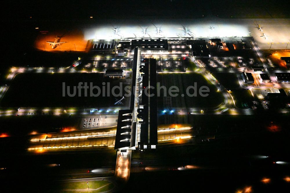 Nacht-Luftaufnahme Schkeuditz - Nachtluftbild Abfertigungs- Gebäude und Terminals auf dem Gelände des Flughafen in Schkeuditz im Bundesland Sachsen, Deutschland