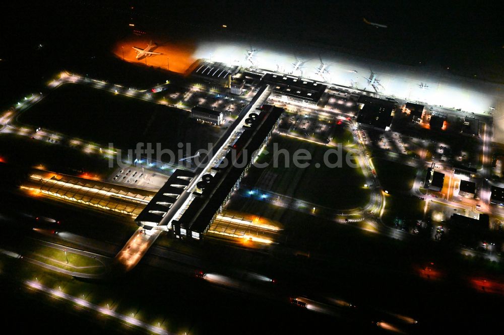 Schkeuditz bei Nacht von oben - Nachtluftbild Abfertigungs- Gebäude und Terminals auf dem Gelände des Flughafen in Schkeuditz im Bundesland Sachsen, Deutschland