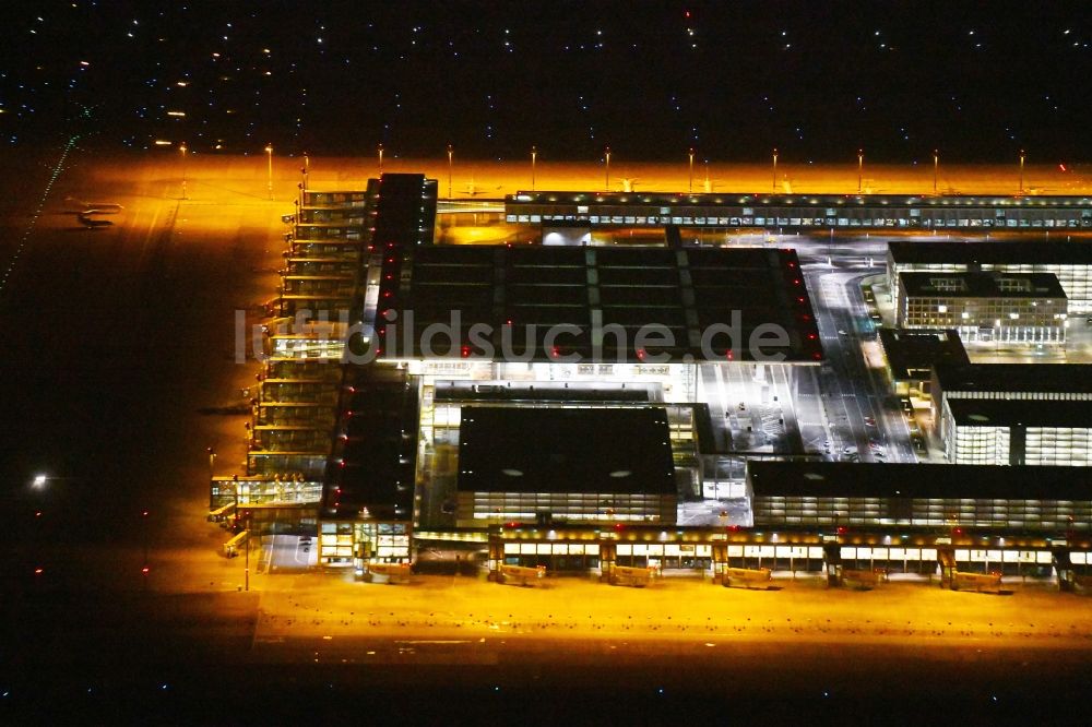Schönefeld bei Nacht aus der Vogelperspektive: Nachtluftbild Abfertigungs- Gebäude und Terminals auf dem Gelände des Flughafen in Schönefeld im Bundesland Brandenburg