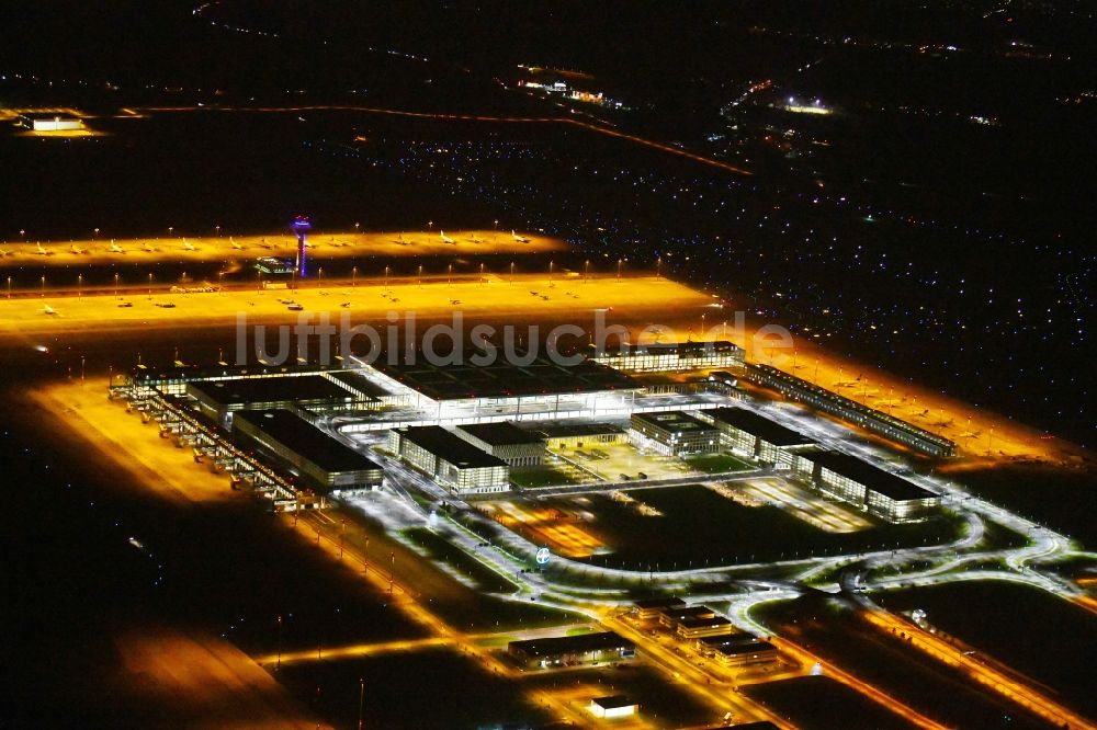 Schönefeld bei Nacht von oben - Nachtluftbild Abfertigungs- Gebäude und Terminals auf dem Gelände des Flughafen in Schönefeld im Bundesland Brandenburg