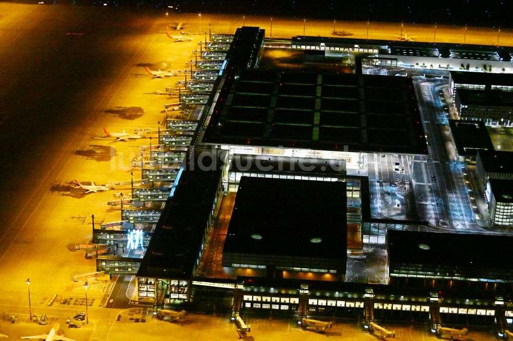 Nacht-Luftaufnahme Schönefeld - Nachtluftbild Abfertigungs- Gebäude und Terminals auf dem Gelände des Flughafen in Schönefeld im Bundesland Brandenburg