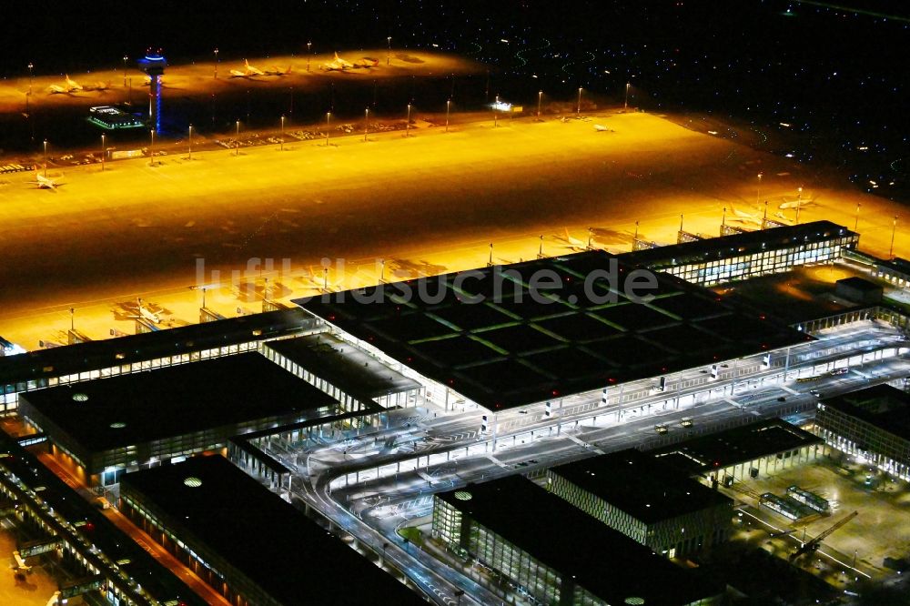 Nachtluftbild Schönefeld - Nachtluftbild Abfertigungs- Gebäude und Terminals auf dem Gelände des Flughafen in Schönefeld im Bundesland Brandenburg
