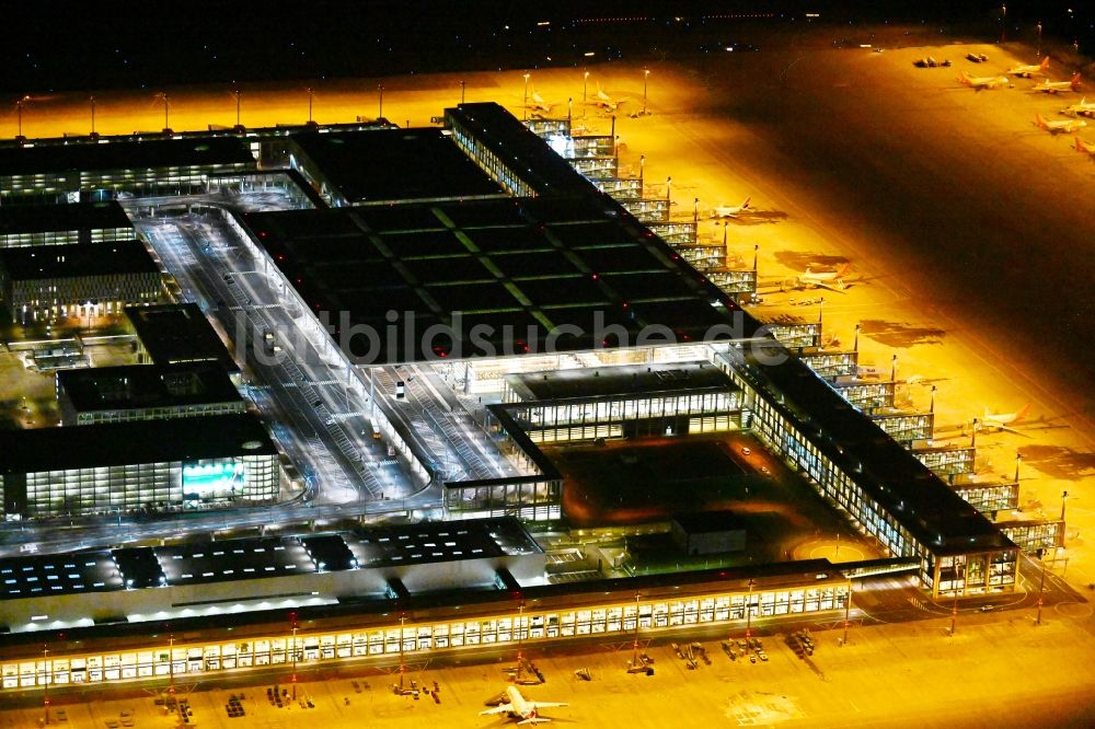 Nacht-Luftaufnahme Schönefeld - Nachtluftbild Abfertigungs- Gebäude und Terminals auf dem Gelände des Flughafen in Schönefeld im Bundesland Brandenburg