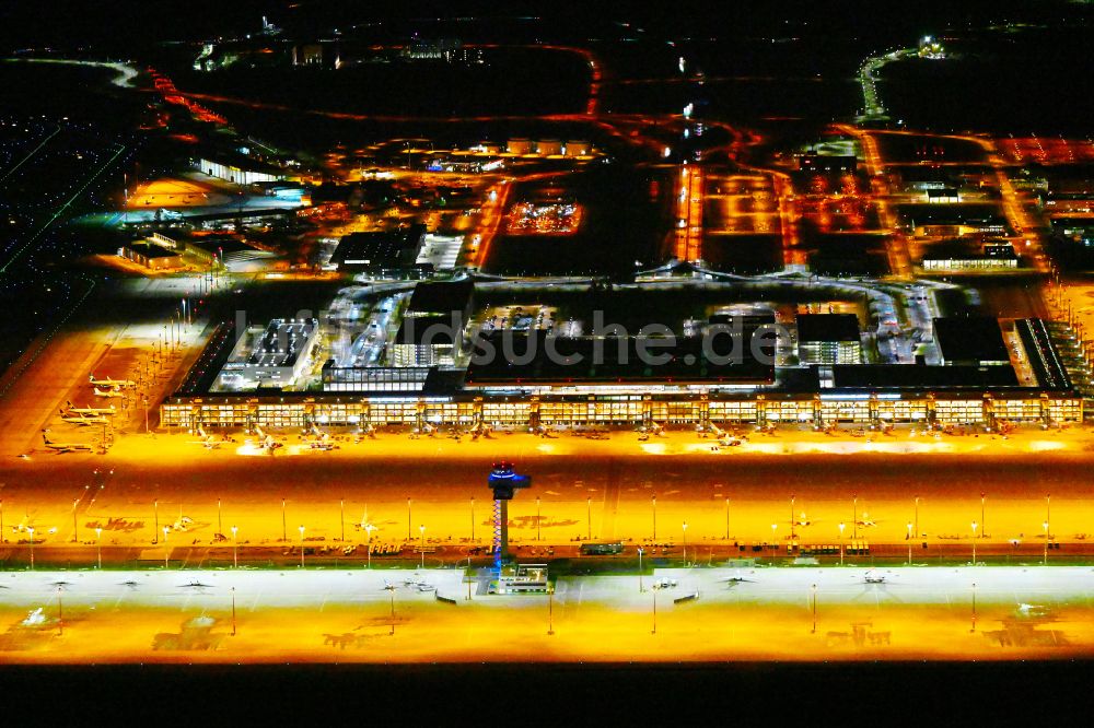 Schönefeld bei Nacht von oben - Nachtluftbild Abfertigungs- Gebäude und Terminals auf dem Gelände des Flughafen in Schönefeld im Bundesland Brandenburg