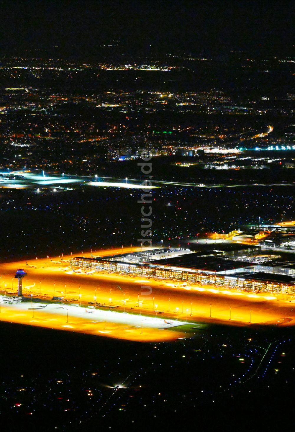 Nachtluftbild Schönefeld - Nachtluftbild Abfertigungs- Gebäude und Terminals auf dem Gelände des Flughafen in Schönefeld im Bundesland Brandenburg