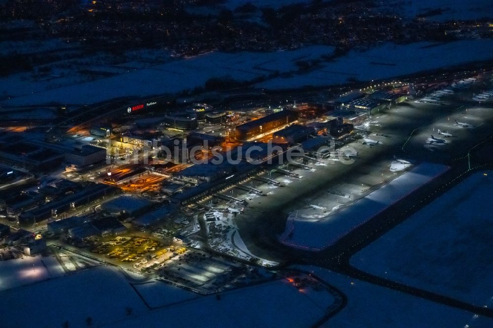 Stuttgart bei Nacht von oben - Nachtluftbild Abfertigungs- Gebäude und Terminals auf dem Gelände des Flughafen in Stuttgart im Bundesland Baden-Württemberg
