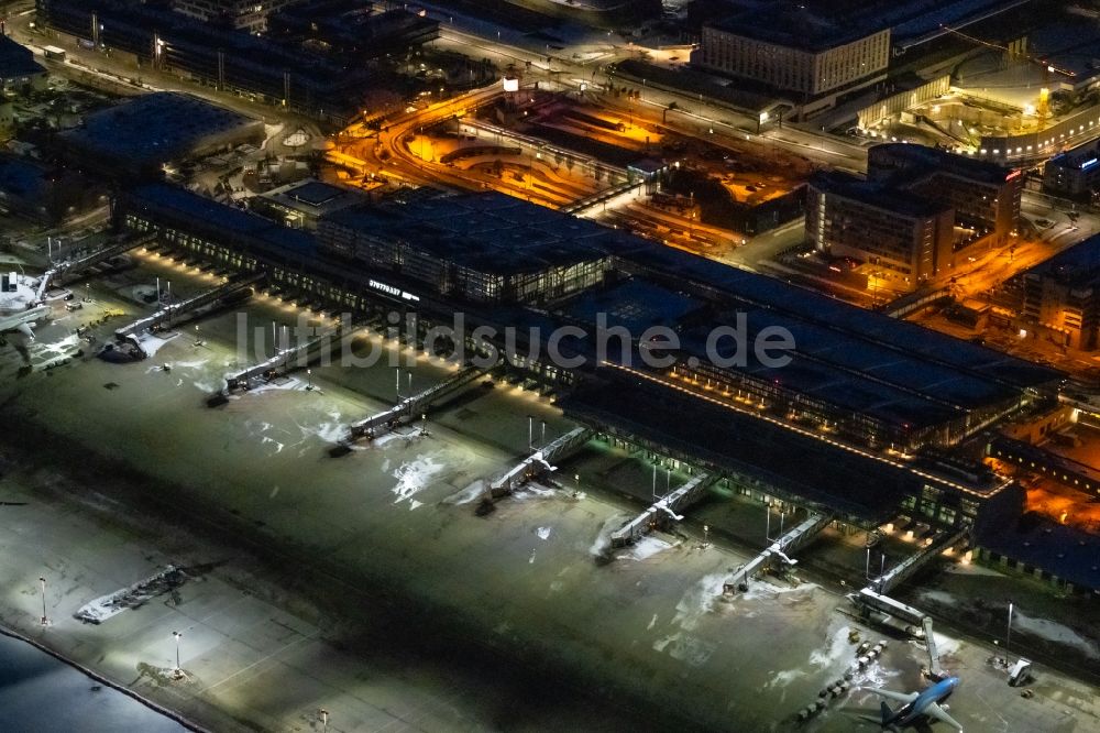 Nacht-Luftaufnahme Stuttgart - Nachtluftbild Abfertigungs- Gebäude und Terminals auf dem Gelände des Flughafen in Stuttgart im Bundesland Baden-Württemberg