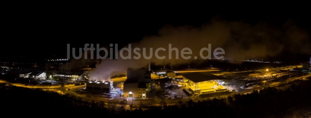 Nacht-Luftaufnahme Eberswalde - Nachtluftbild Abgaswolken aus den Schloten der Kraftwerksanlagen des Holz- Heizkraftwerkes 1Heiz Pellets in Eberswalde im Bundesland Brandenburg, Deutschland