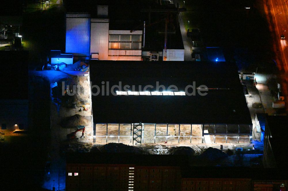 Berlin bei Nacht von oben - Nachtluftbild Abriß und Demontage der alten Kraftwerkshalle des Heizkraftwerkes an der Rhinstraße im Ortsteil Marzahn in Berlin, Deutschland