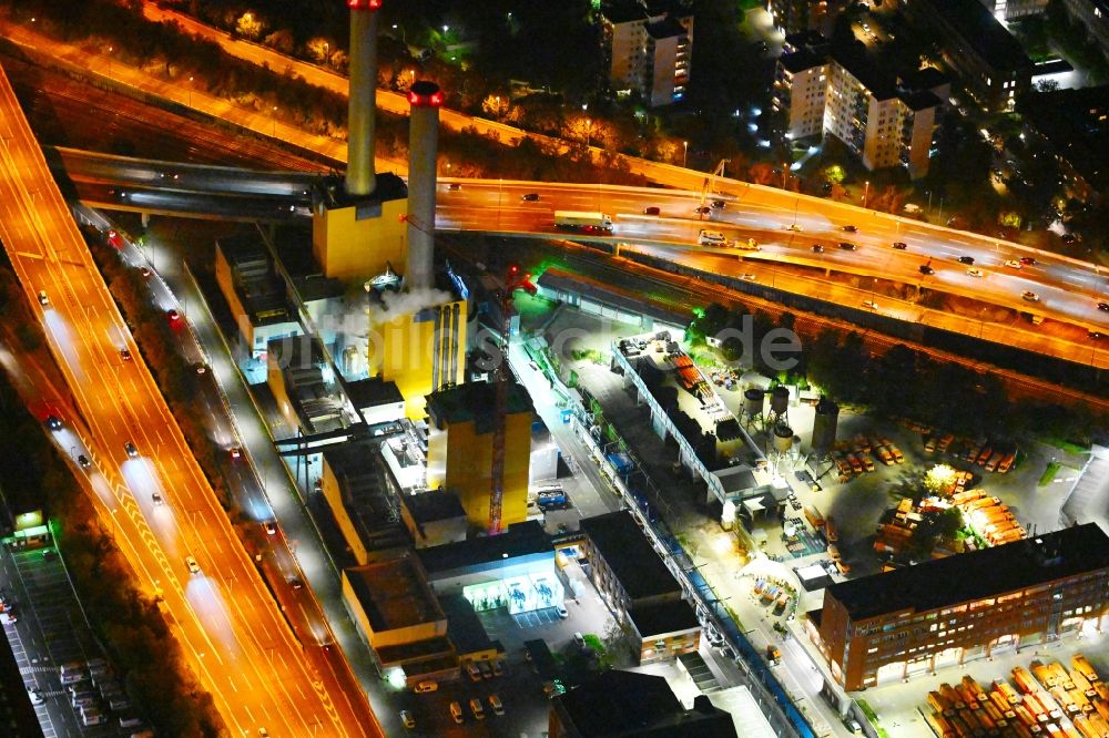 Berlin bei Nacht von oben - Nachtluftbild Abriß und Demontage der Schornsteine der Kraftwerksanlagen des Heizkraftwerkes Wilmersdorf Schmargendorf in Berlin, Deutschland