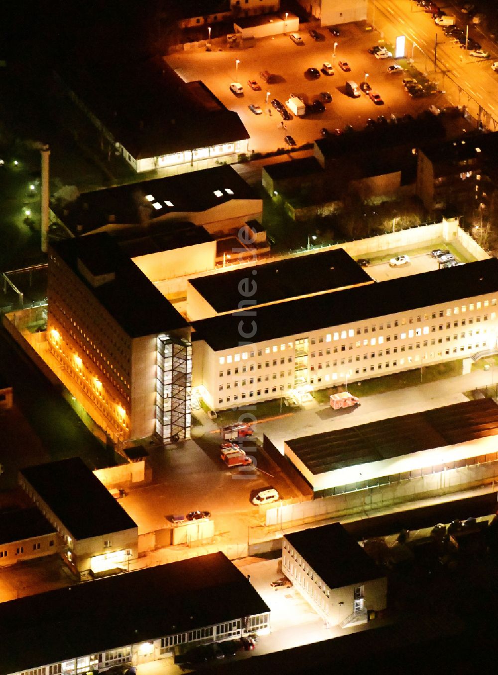 Berlin bei Nacht aus der Vogelperspektive: Nachtluftbild Abschiebehaftanstalt in Berlin, Deutschland