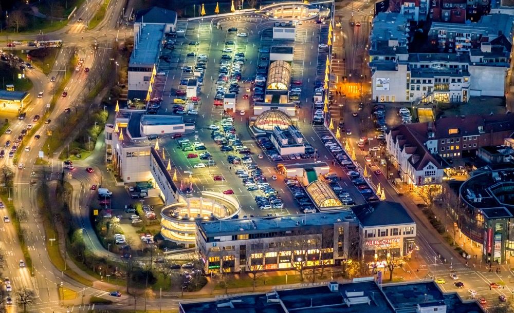 Nacht-Luftaufnahme Hamm - Nachtluftbild Abstellfläche für parkende Autos auf dem Einkaufs- Zentrum Allee-Center Hamm in Hamm im Bundesland Nordrhein-Westfalen, Deutschland