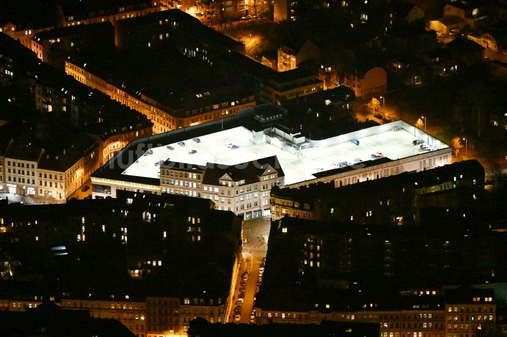Leipzig bei Nacht von oben - Nachtluftbild Abstellfläche für parkende Autos am Einkaufs- Zentrum Kaufland Leipzig-Altlindenau in Leipzig im Bundesland Sachsen, Deutschland