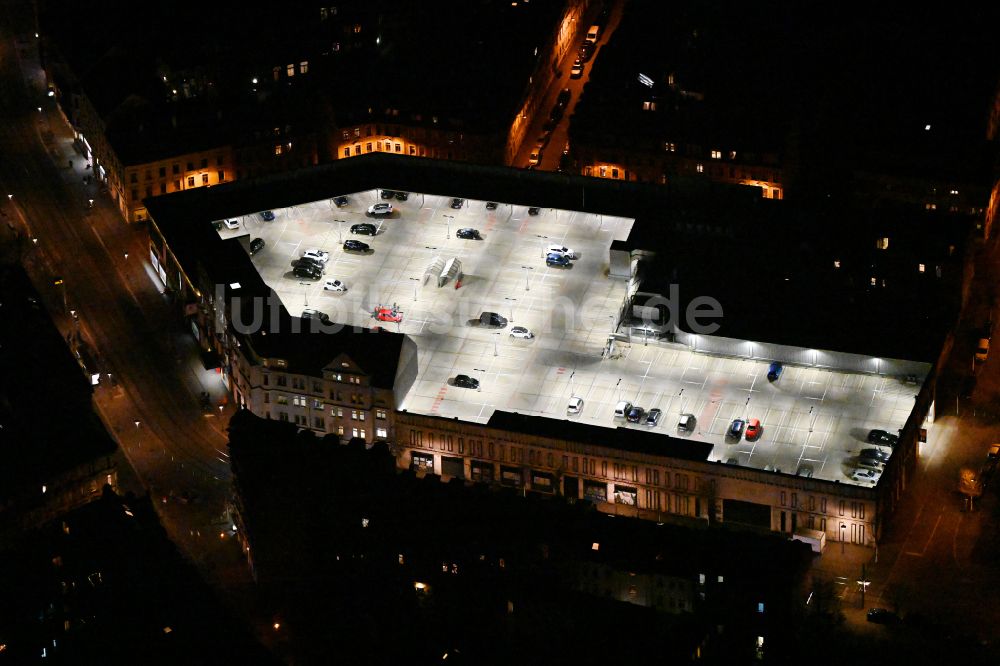 Nachtluftbild Leipzig - Nachtluftbild Abstellfläche für parkende Autos am Einkaufs- Zentrum Kaufland Leipzig-Altlindenau in Leipzig im Bundesland Sachsen, Deutschland