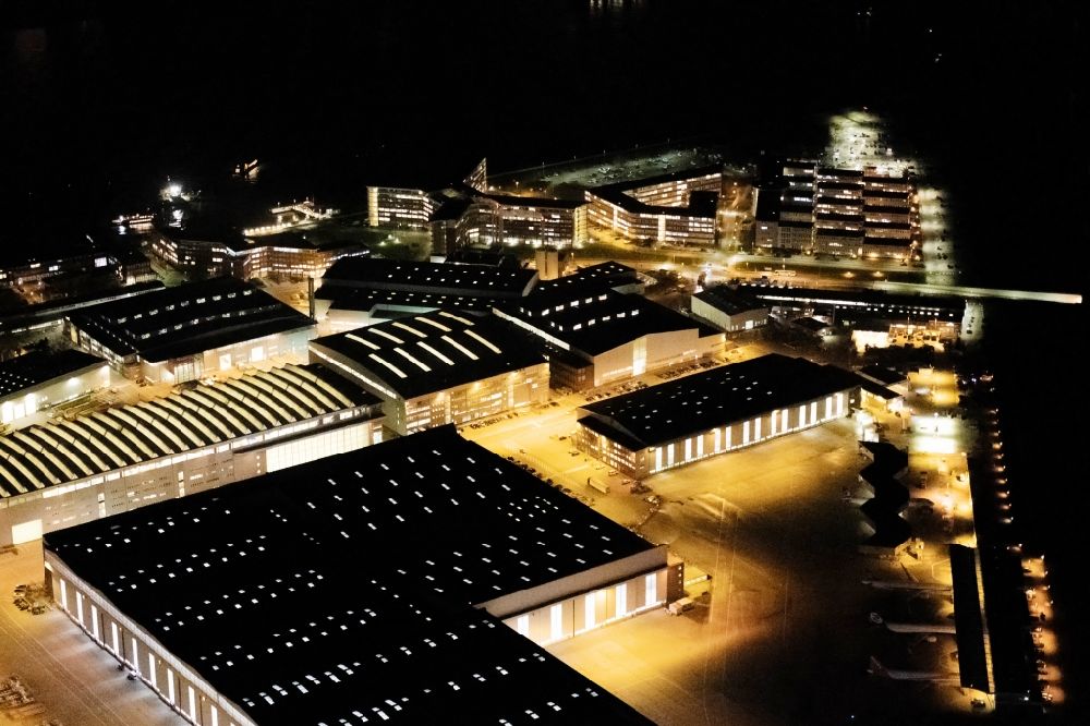 Hamburg bei Nacht aus der Vogelperspektive: Nachtluftbild Airbus Produktionsgelände und Werksflughafen Finkenwerder in Hamburg