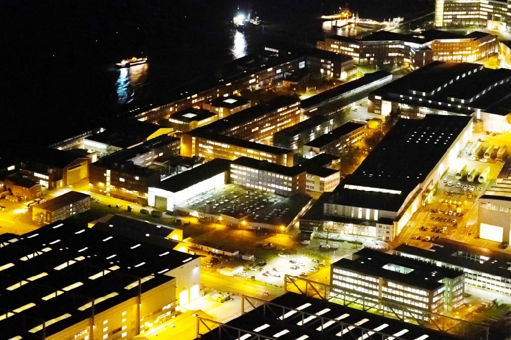 Nachtluftbild Hamburg - Nachtluftbild Airbus Produktionsgelände und Werksflughafen Finkenwerder in Hamburg