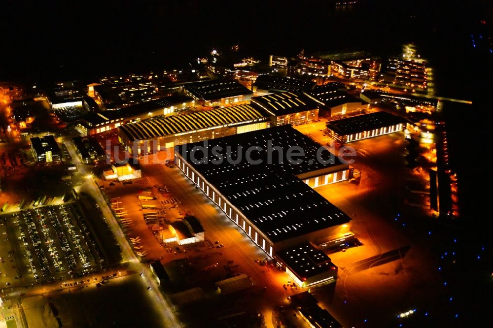 Hamburg bei Nacht von oben - Nachtluftbild Airbus Produktionsgelände und Werksflughafen Finkenwerder in Hamburg