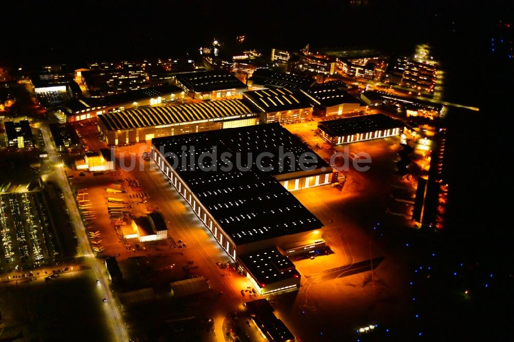Hamburg bei Nacht aus der Vogelperspektive: Nachtluftbild Airbus Produktionsgelände und Werksflughafen Finkenwerder in Hamburg
