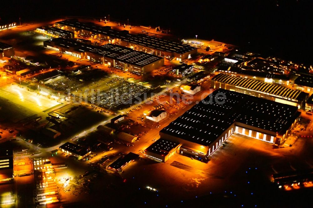 Hamburg bei Nacht von oben - Nachtluftbild Airbus Produktionsgelände und Werksflughafen Finkenwerder in Hamburg