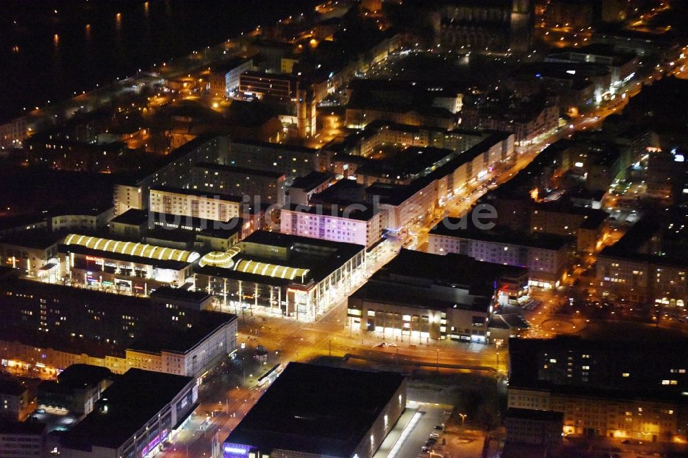 Nacht-Luftaufnahme Magdeburg - Nachtluftbild Allee-Center im Ortsteil Altstadt in Magdeburg im Bundesland Sachsen-Anhalt