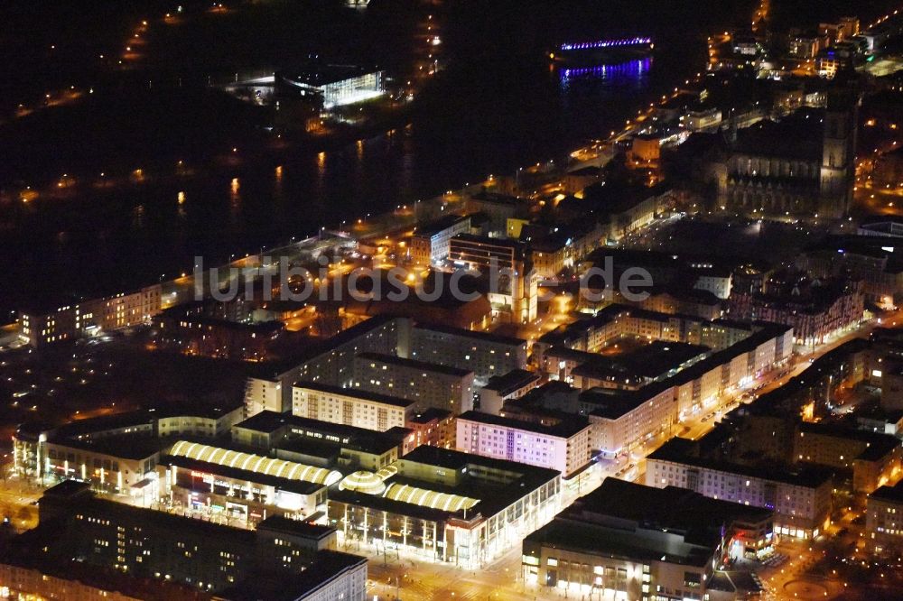 Magdeburg bei Nacht von oben - Nachtluftbild Allee-Center im Ortsteil Altstadt in Magdeburg im Bundesland Sachsen-Anhalt