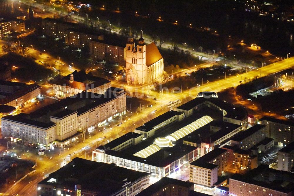 Magdeburg bei Nacht aus der Vogelperspektive: Nachtluftbild Allee-Center im Ortsteil Altstadt in Magdeburg im Bundesland Sachsen-Anhalt