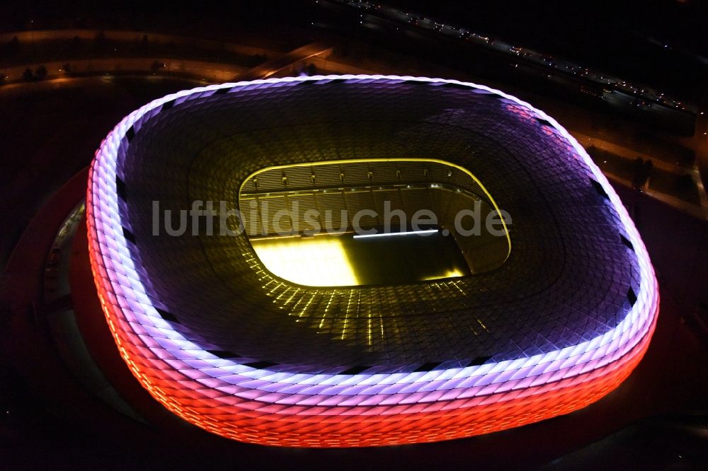 München bei Nacht aus der Vogelperspektive: Nachtluftbild Allianz Arena in München im Bundesland Bayern