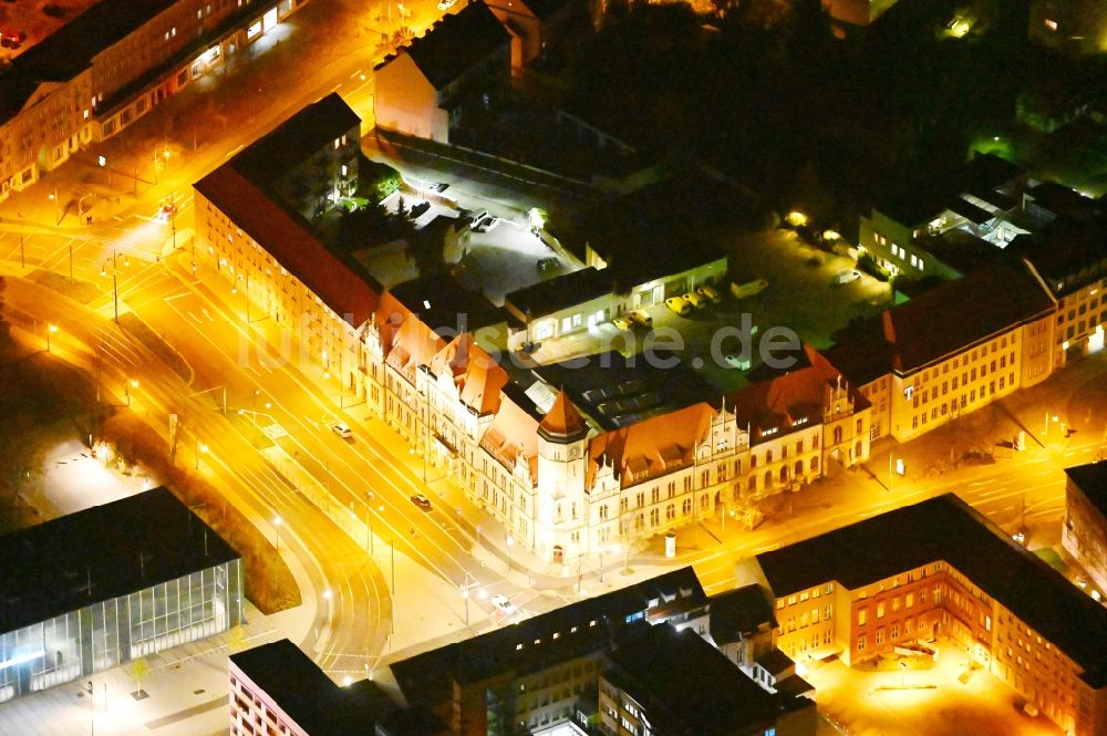 Nacht-Luftaufnahme Dessau - Nachtluftbild Altbau- Gebäudekomplex der Deutschen Post in Dessau im Bundesland Sachsen-Anhalt, Deutschland