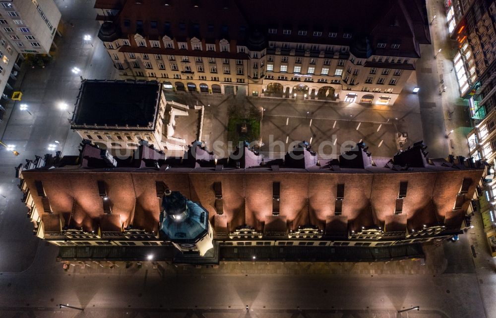Leipzig bei Nacht aus der Vogelperspektive: Nachtluftbild Alten Rathaus in der Altstadt in Leipzig im Bundesland Sachsen, Deutschland