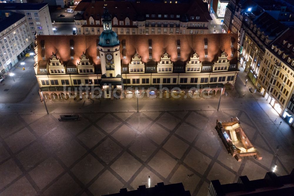 Nacht-Luftaufnahme Leipzig - Nachtluftbild Alten Rathaus in der Altstadt in Leipzig im Bundesland Sachsen, Deutschland