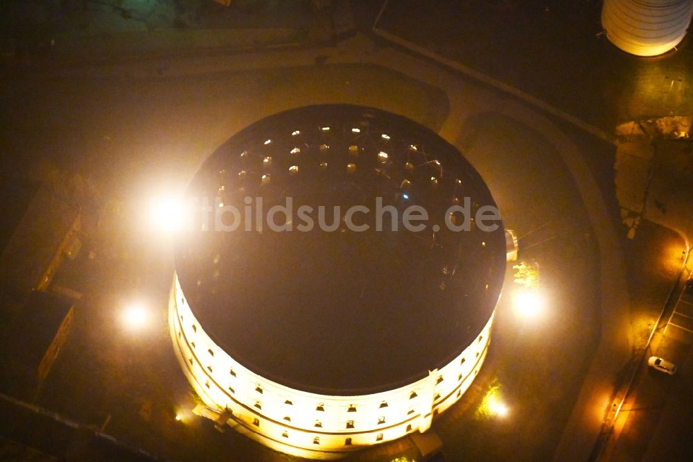 Leipzig bei Nacht von oben - Nachtluftbild Altes Gasometer der Stadtwerke Leipzig an der Roscherstraße Ecke Eutritzscher Straße in Leipzig im Bundesland Sachsen