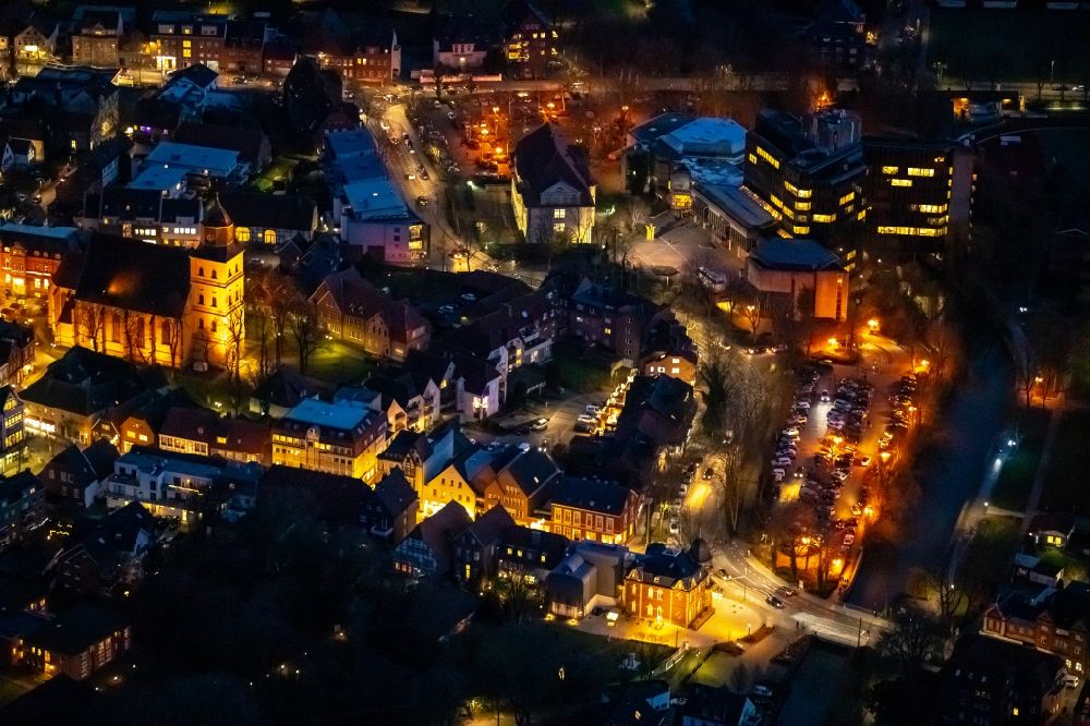 Ahlen bei Nacht von oben - Nachtluftbild Altstadtbereich und Innenstadtzentrum in Ahlen im Bundesland Nordrhein-Westfalen, Deutschland