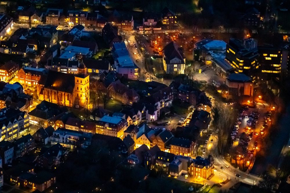 Ahlen bei Nacht aus der Vogelperspektive: Nachtluftbild Altstadtbereich und Innenstadtzentrum in Ahlen im Bundesland Nordrhein-Westfalen, Deutschland