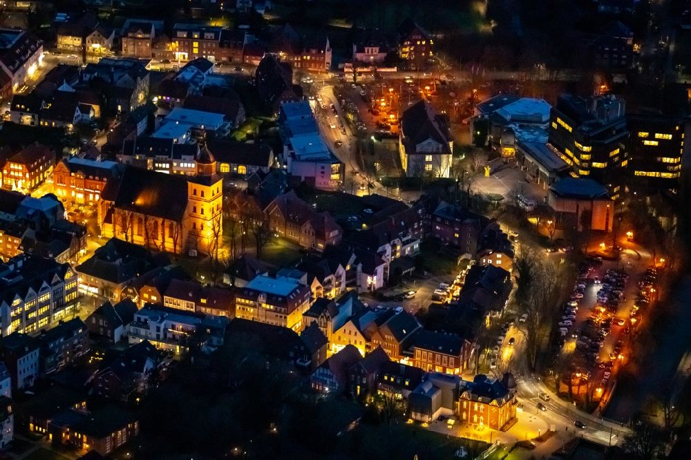 Nachtluftbild Ahlen - Nachtluftbild Altstadtbereich und Innenstadtzentrum in Ahlen im Bundesland Nordrhein-Westfalen, Deutschland