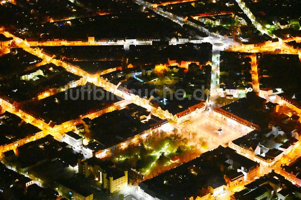 Bernburg (Saale) bei Nacht aus der Vogelperspektive: Nachtluftbild Altstadtbereich und Innenstadtzentrum in Bernburg (Saale) im Bundesland Sachsen-Anhalt, Deutschland