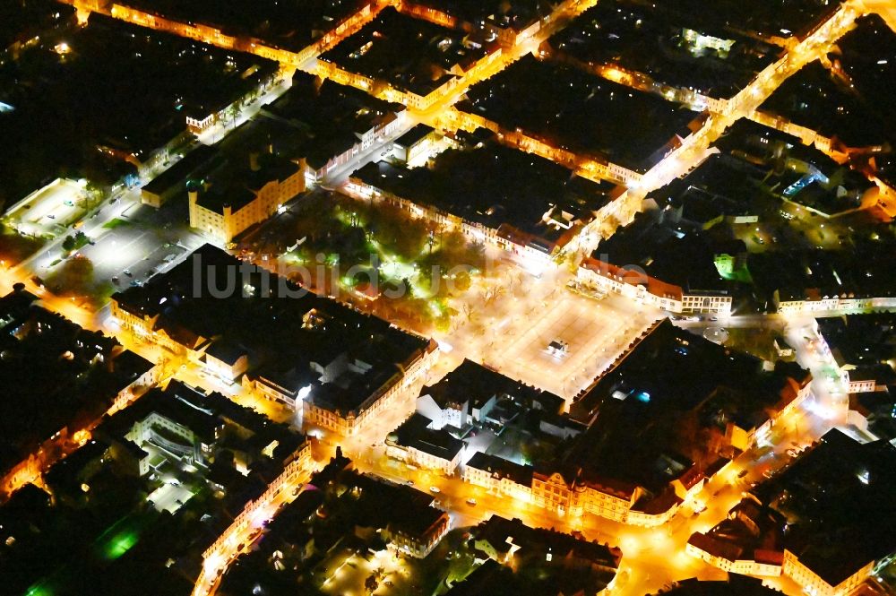 Nacht-Luftaufnahme Bernburg (Saale) - Nachtluftbild Altstadtbereich und Innenstadtzentrum in Bernburg (Saale) im Bundesland Sachsen-Anhalt, Deutschland