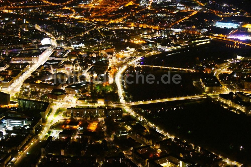 Dresden bei Nacht von oben - Nachtluftbild Altstadtbereich und Innenstadtzentrum in Dresden im Bundesland Sachsen, Deutschland