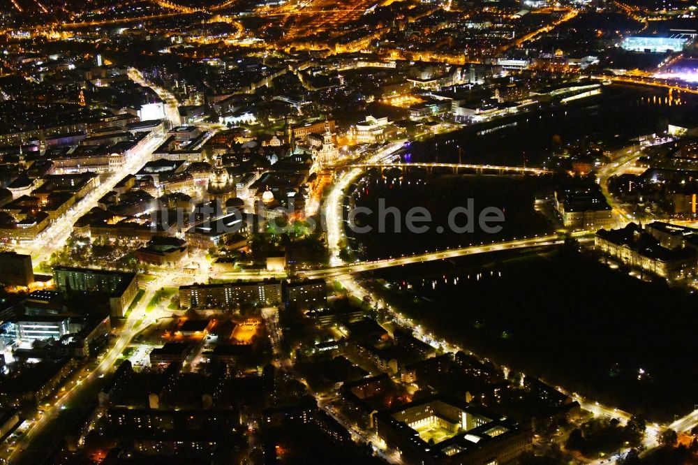 Dresden bei Nacht aus der Vogelperspektive: Nachtluftbild Altstadtbereich und Innenstadtzentrum in Dresden im Bundesland Sachsen, Deutschland