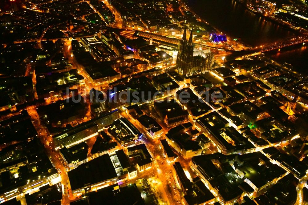 Köln bei Nacht aus der Vogelperspektive: Nachtluftbild Altstadtbereich und Innenstadtzentrum in Köln im Bundesland Nordrhein-Westfalen, Deutschland