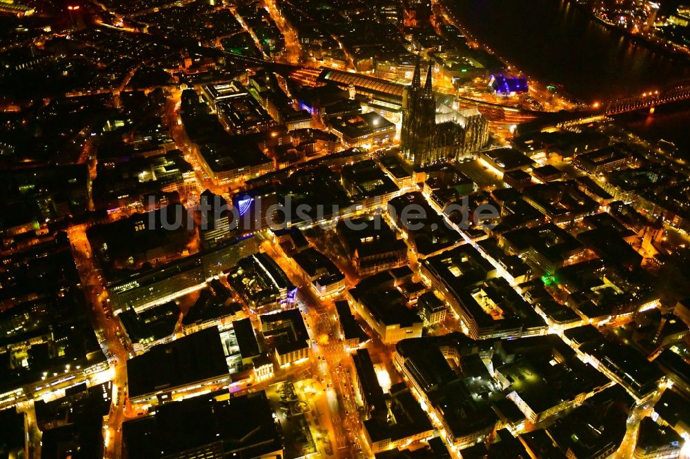 Nacht-Luftaufnahme Köln - Nachtluftbild Altstadtbereich und Innenstadtzentrum in Köln im Bundesland Nordrhein-Westfalen, Deutschland