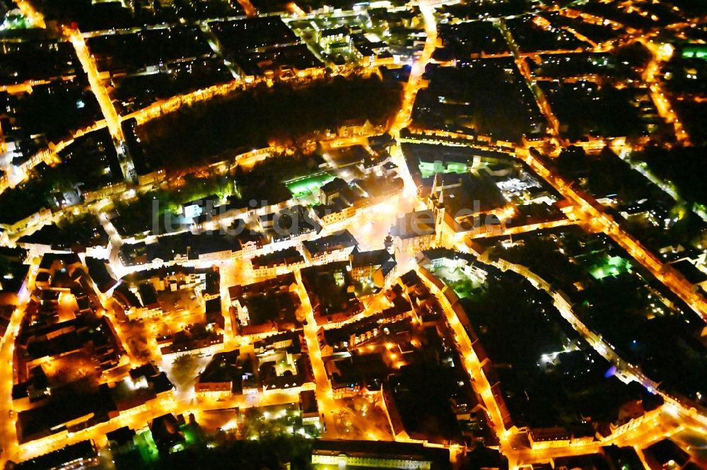 Köthen (Anhalt) bei Nacht aus der Vogelperspektive: Nachtluftbild Altstadtbereich und Innenstadtzentrum in Köthen (Anhalt) im Bundesland Sachsen-Anhalt, Deutschland