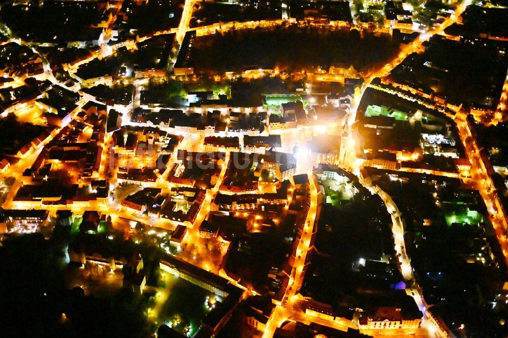 Nacht-Luftaufnahme Köthen (Anhalt) - Nachtluftbild Altstadtbereich und Innenstadtzentrum in Köthen (Anhalt) im Bundesland Sachsen-Anhalt, Deutschland