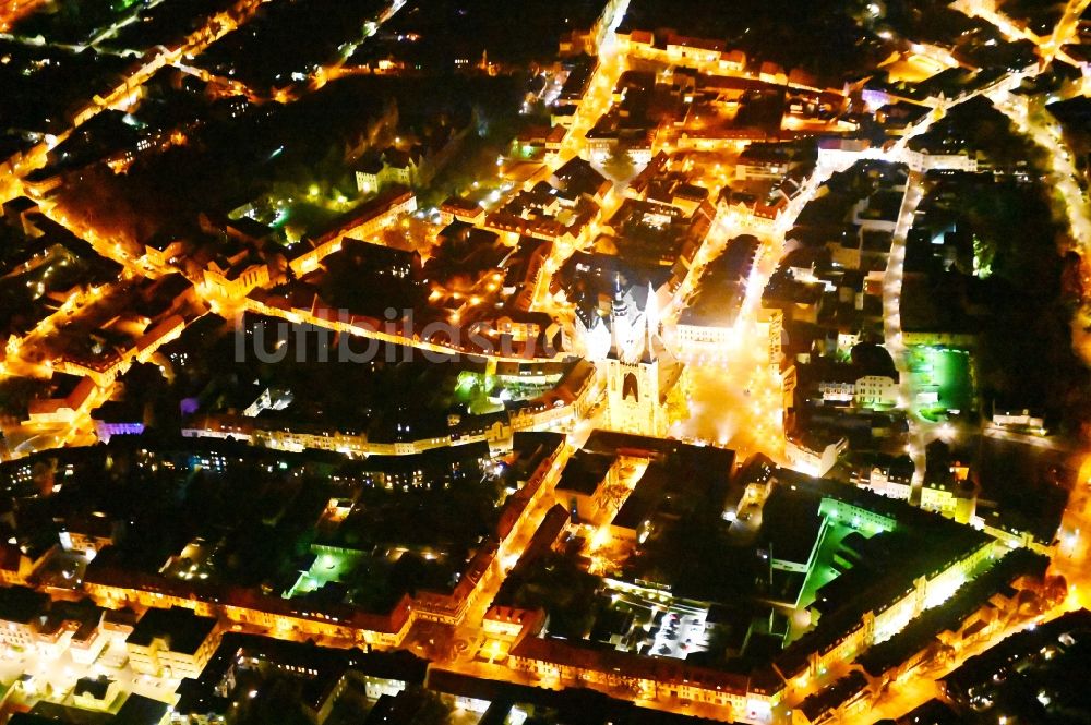 Köthen (Anhalt) bei Nacht aus der Vogelperspektive: Nachtluftbild Altstadtbereich und Innenstadtzentrum in Köthen (Anhalt) im Bundesland Sachsen-Anhalt, Deutschland
