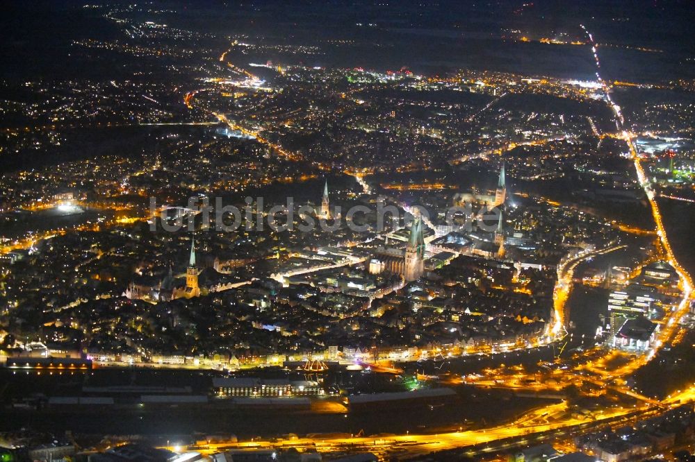 Nacht-Luftaufnahme Lübeck - Nachtluftbild Altstadtbereich und Innenstadtzentrum in Lübeck im Bundesland Schleswig-Holstein, Deutschland