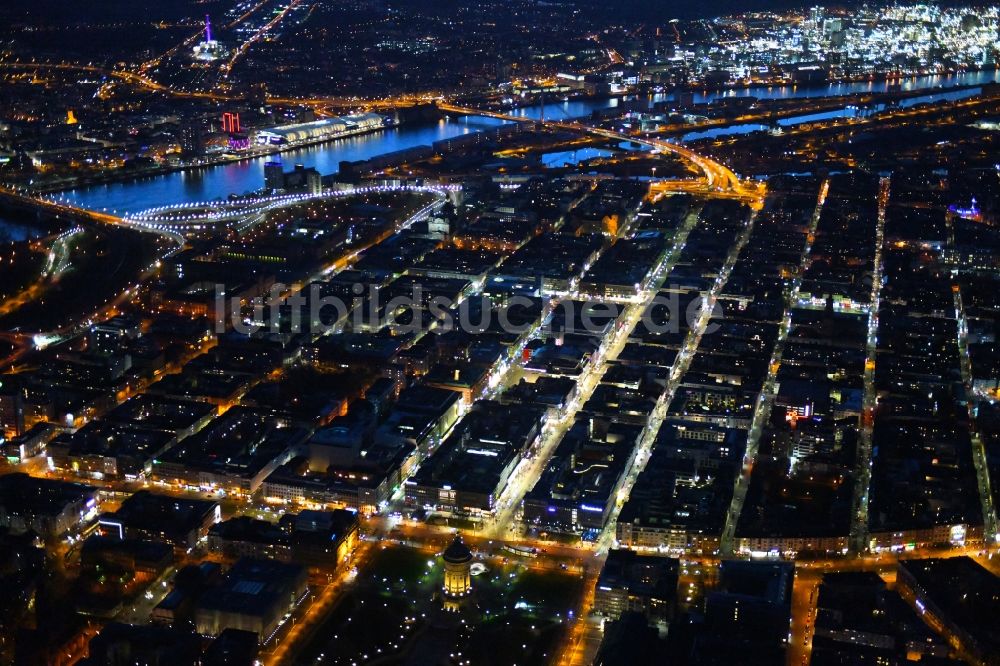 Mannheim bei Nacht von oben - Nachtluftbild Altstadtbereich und Innenstadtzentrum in Mannheim im Bundesland Baden-Württemberg, Deutschland