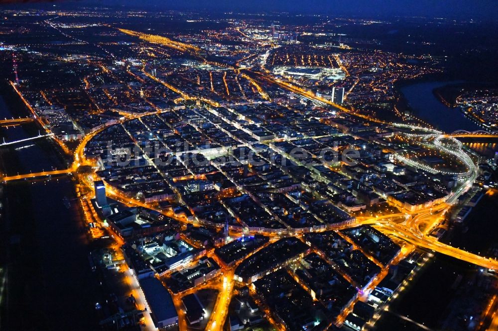 Nacht-Luftaufnahme Mannheim - Nachtluftbild Altstadtbereich und Innenstadtzentrum in Mannheim im Bundesland Baden-Württemberg, Deutschland